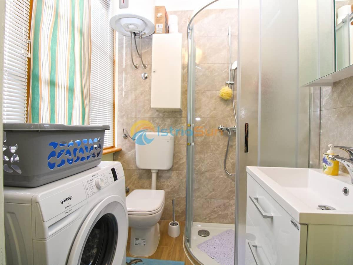 Studio Apartman Lea Pula Exteriör bild